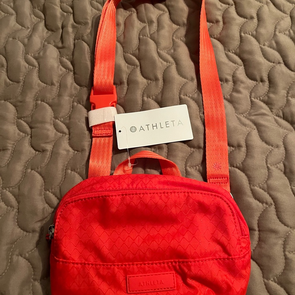 Athleta Red/Orange Mini sac excursion Bag